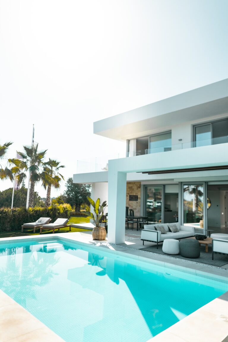 Pool mit Sonnenliegen und Treppe
