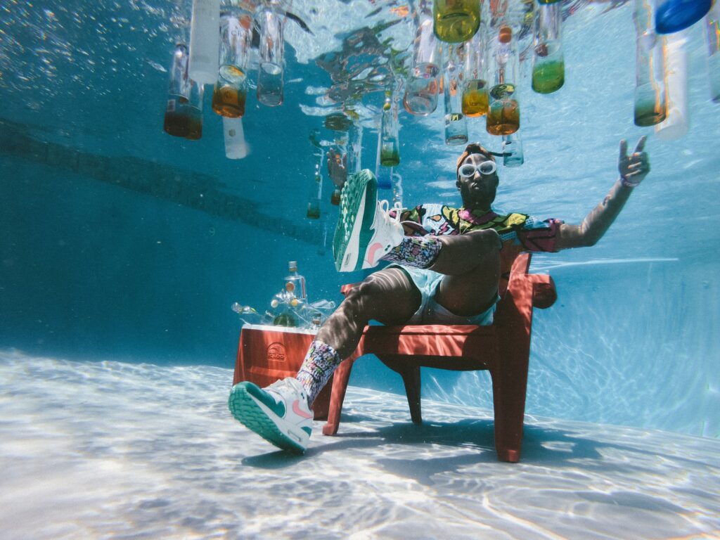 Mann genießt Unterwasser mit Stuhl